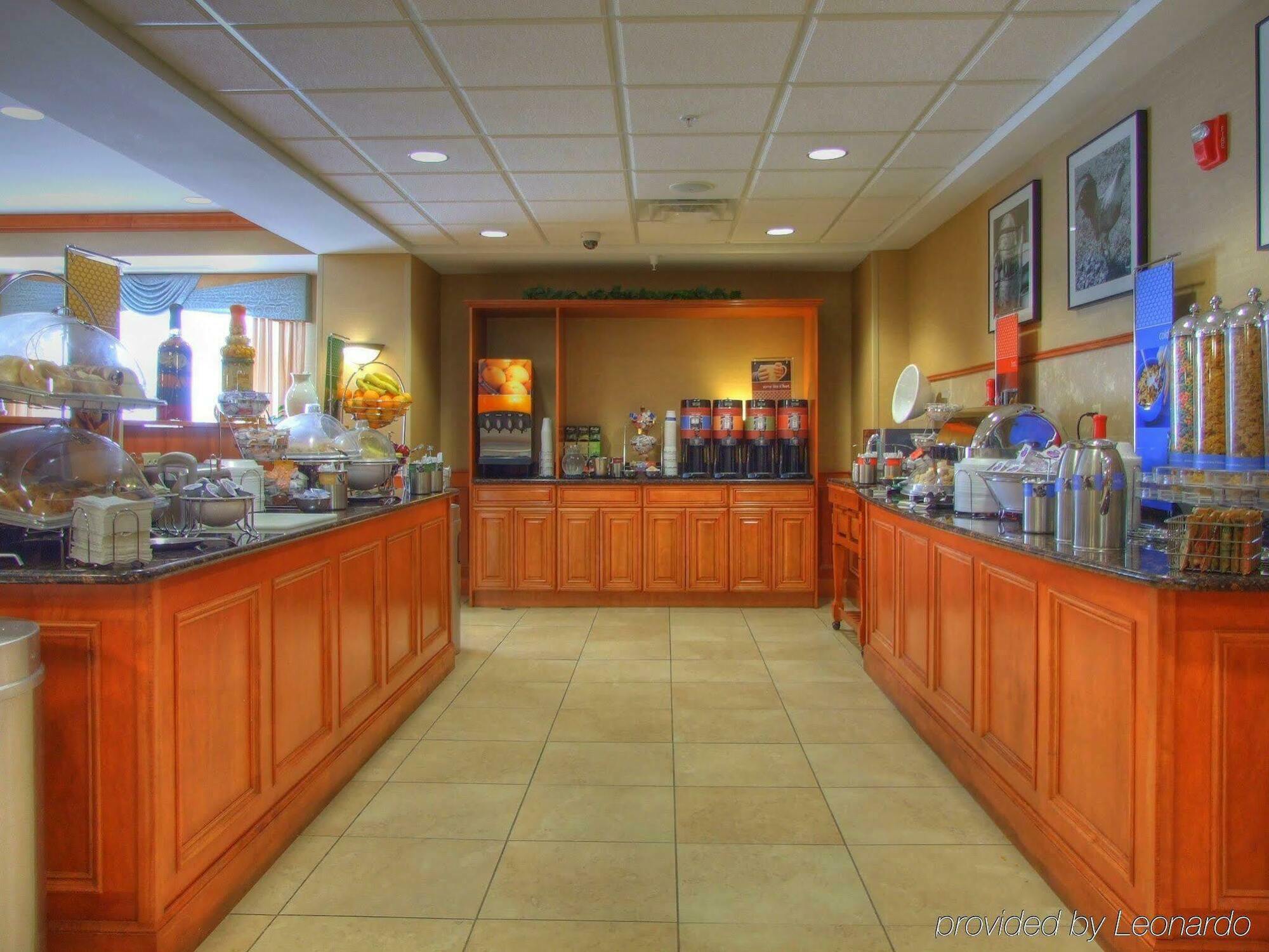 Hampton Inn Commerce/Новай Ресторан фото
